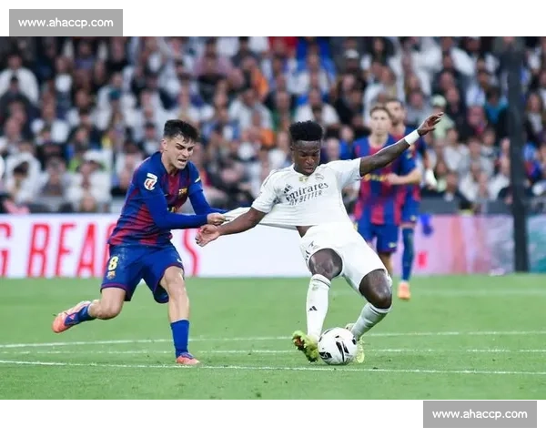 国家德比温情瞬间：佩德里与维尼修斯的对抗与尊重